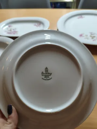 Set piatti ceramica bianchi con fiori rosa