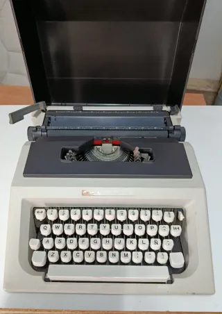 Máquina de escribir antigua olivetti 40