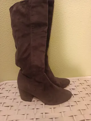 Botas altas ante gris