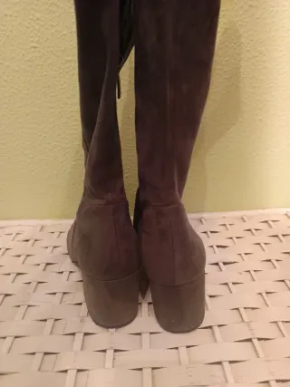 Botas altas ante gris