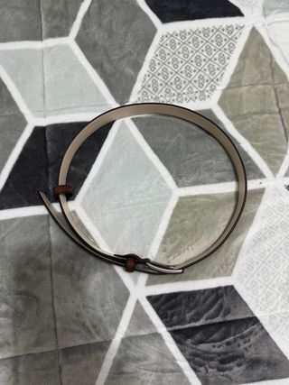 Cinturón de cuero marrón con hebilla