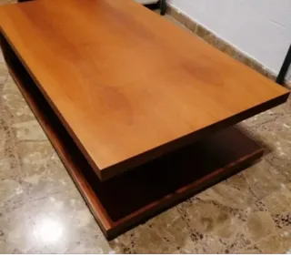 Mesa baja de madera color miel