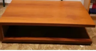 Mesa baja de madera color miel