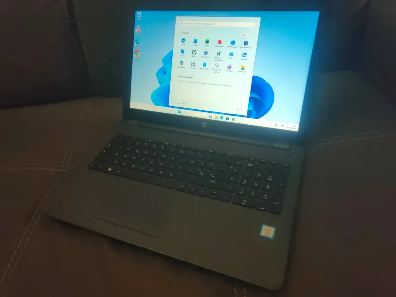 Portátil HP i5 8gb RAM ssd 500gb 15.6" afbeelding 2