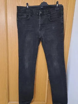 Jersey verde Kiabi y vaqueros negros