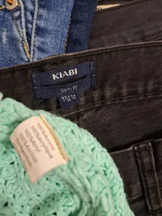 Jersey verde Kiabi y vaqueros negros