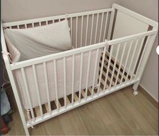 Cuna de bebé con colchón
