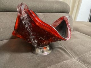 Jarrón de cristal rojo con base metálica