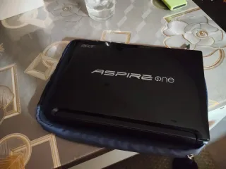 portátil Acer con funda negra y azul