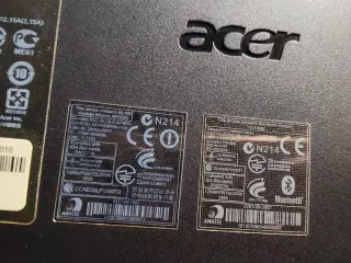 portátil Acer con funda negra y azul