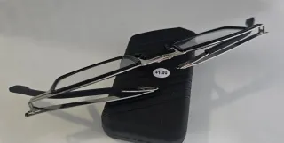 Gafas de lectura negras y plateadas