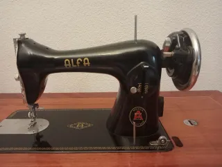 Máquina de coser ALFA antigua con mueble