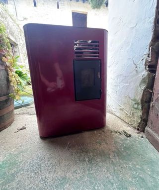 Estufa de pellets roja y negra