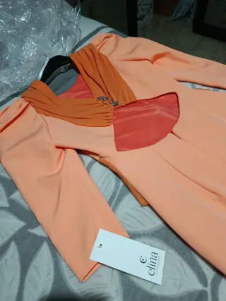 Vestido de fiesta naranja con drapeado