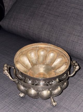 Bombonera antigua con asas y patas