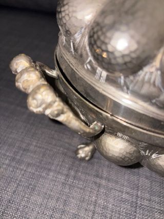 Bombonera antigua con asas y patas