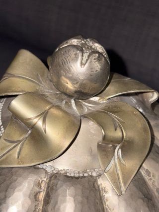 Bombonera antigua con asas y patas