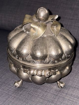 Bombonera antigua con asas y patas