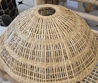 Lámpara de mimbre artesanal