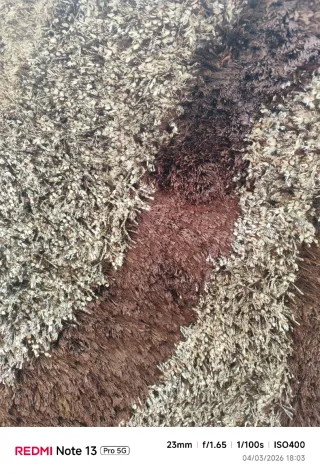 Alfombra de tela beige y marrón