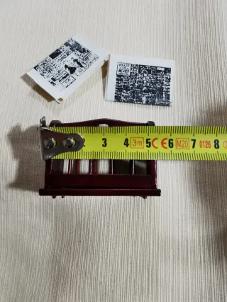 Revistero de madera oscura