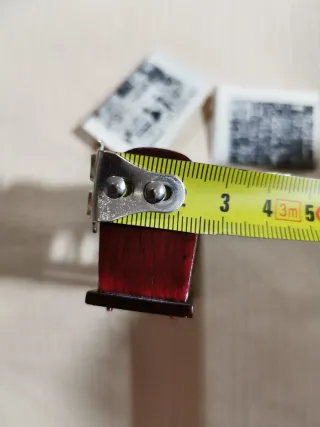 Revistero de madera oscura