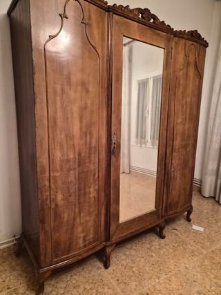 Armario antiguo de madera