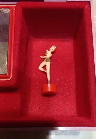 Joyero musical con pavo real y flores