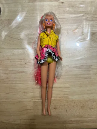 Barco de juguete rojo y amarillo