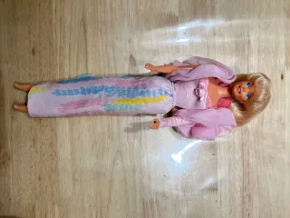 Barco de juguete rojo y amarillo