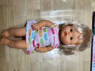 Barco de juguete rojo y amarillo