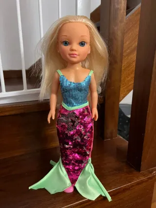 Barco de juguete rojo y amarillo