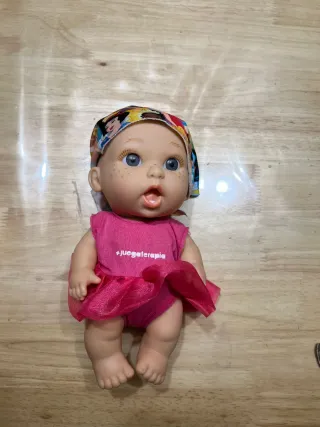 Barco de juguete rojo y amarillo