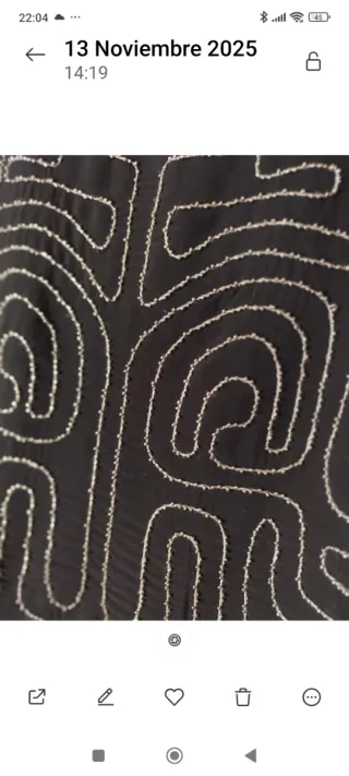 Camiseta negra con bordado