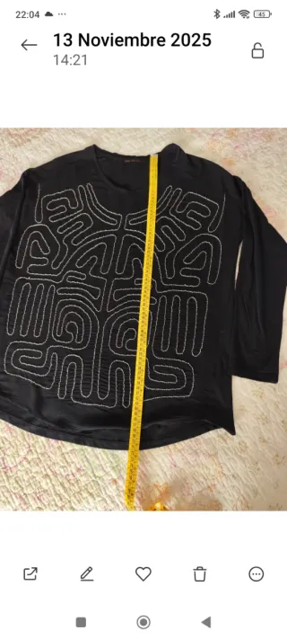 Camiseta negra con bordado