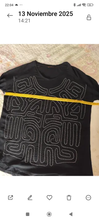 Camiseta negra con bordado
