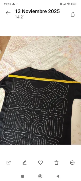 Camiseta negra con bordado