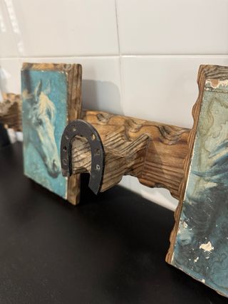 Colgador perchero madera caballos y herraduras