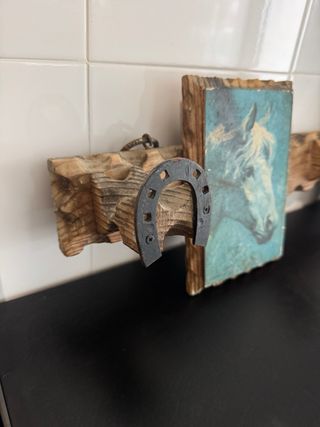 Colgador perchero madera caballos y herraduras