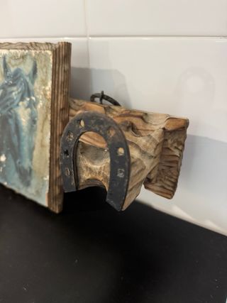 Colgador perchero madera caballos y herraduras