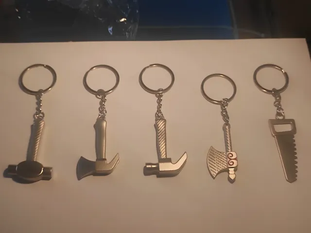 Cinco Chaveiros Metálicos com Ferramentas de Aço