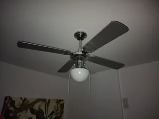 Ventilador de techo plateado con luz