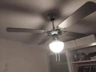 Ventilador de techo plateado con luz