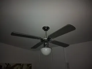 Ventilador de techo plateado con luz