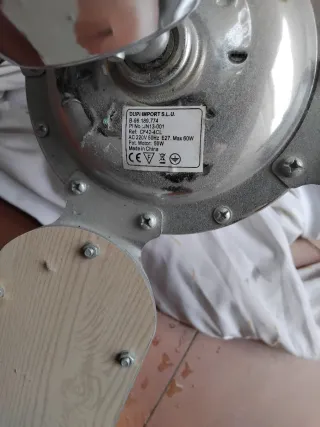 Ventilador de techo plateado con luz