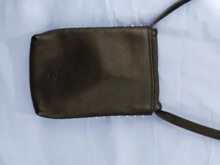 Bolso negro con tachuelas