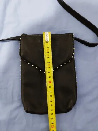 Bolso negro con tachuelas