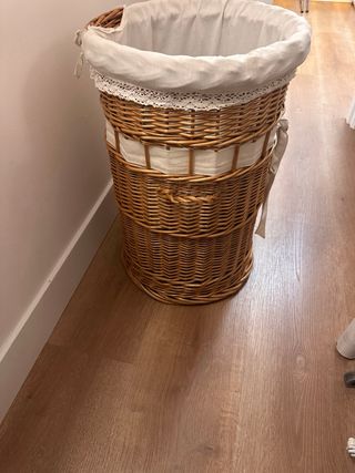 Cesto de ropa de mimbre con forro de tela