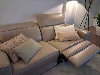 Sofa de piel color gris claro