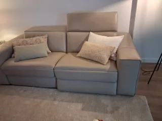 Sofa de piel color gris claro